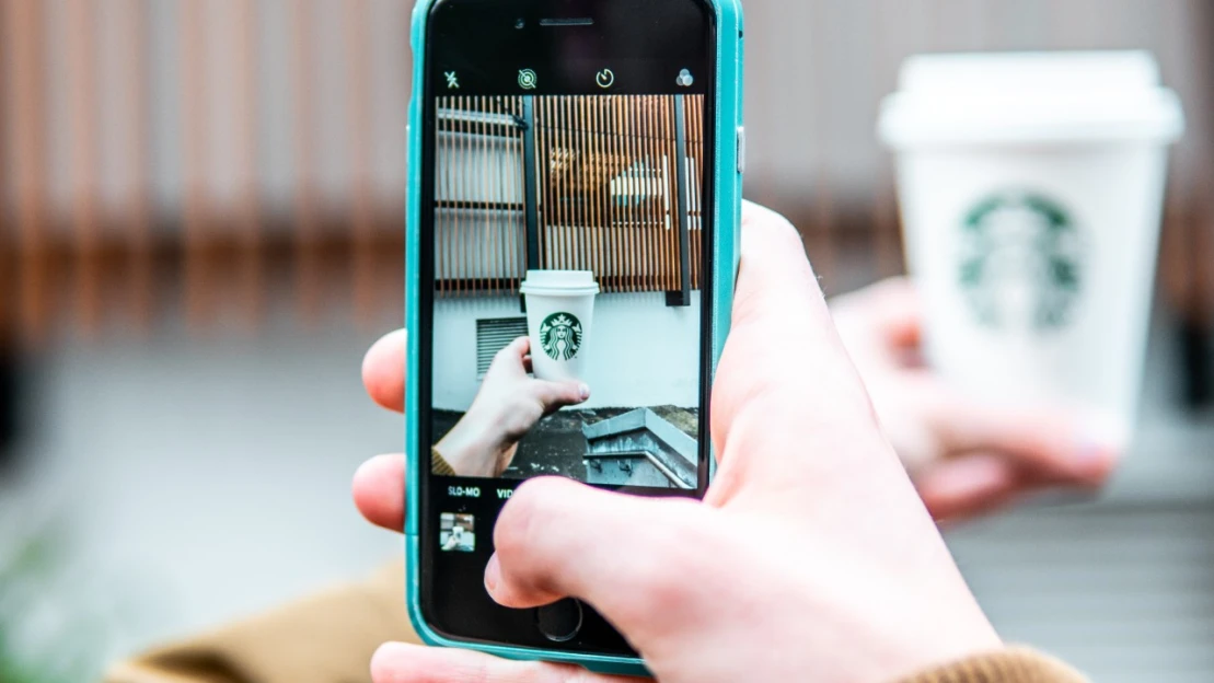 Kávu už jenom přes aplikaci. Starbucks bude v&nbsp;New Yorku experimentovat