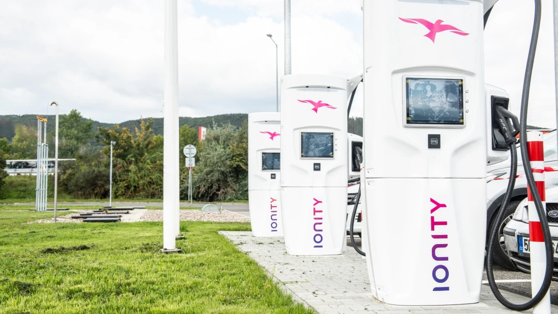 Elektrická D5. Na dálnici u&nbsp;Berouna se otevírá první  ultrarychlá nabíjecí stanice v&nbsp;Česku