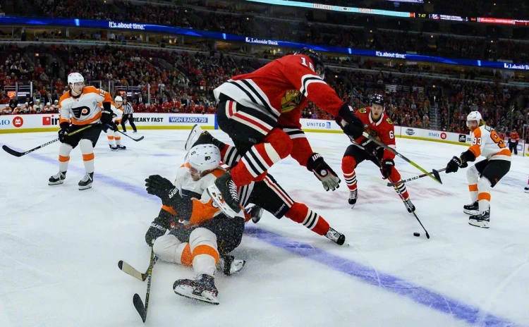 Zákrok hráče Philadelphie Flyers proti hráči Chicago Blackhawks