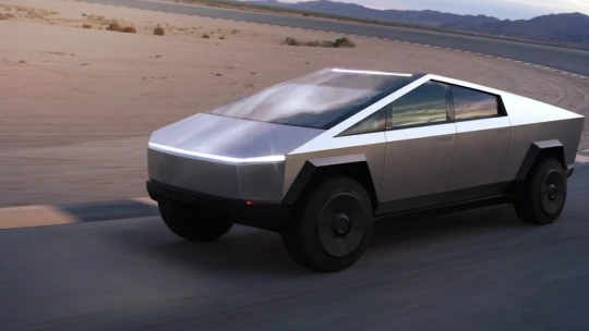 Tesla představila pick-up budoucnosti. Nerozbitné sklo při tom designér rozbil