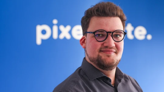 Pod lavicí obchodoval s akciemi a nikdy nebyl zaměstnaný. Řídit firmu se naučil za pochodu