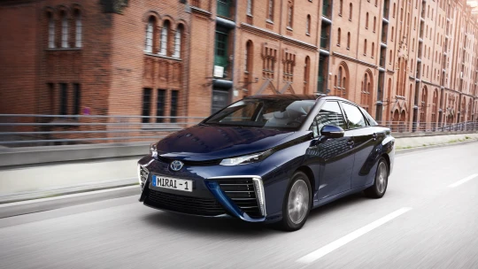 Jezdím na vodík a piju vodu z výfuku. Vyzkoušeli jsme auto budoucnosti od Toyoty