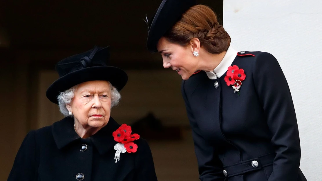 Forbes Royal: Svět si připomíná válečné veterány i&nbsp;padlé: proč nosí královna pět vlčích máků?