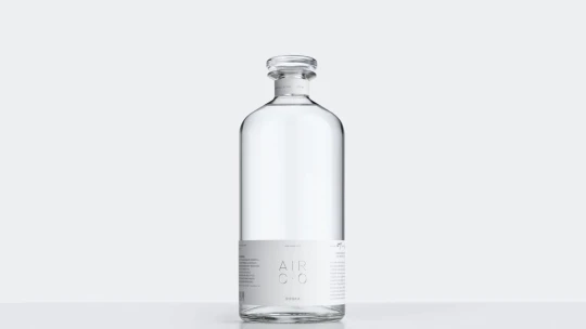 Zdravá vodka. Destiluje se z&nbsp;CO₂ a&nbsp;má negativní uhlíkovou stopu