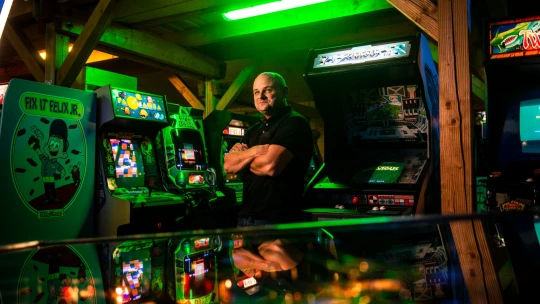 Pong i&nbsp;Mortal Kombat ve stodole. Arkádové muzeum Jana Orny vás vrátí do dětství