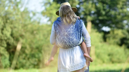 České Vánoce: Luxusní šátky na nošení dětí z kašmíru i hedvábí