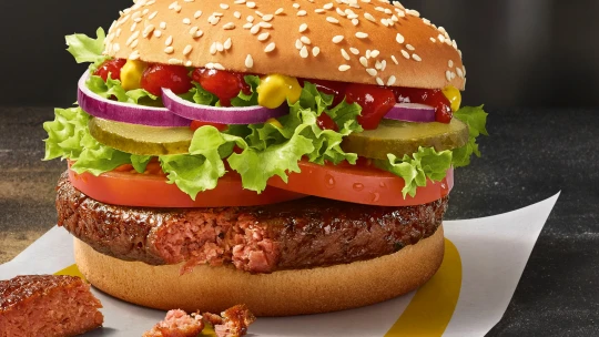 Méně restrikcí, více hamburgerů. McDonald’s&nbsp;hlásí vydařený kvartál