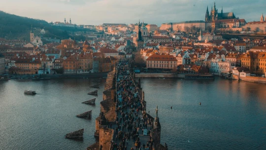 Neobklopujte se Čechy, budete šťastnější, říkají expati o životě v Česku