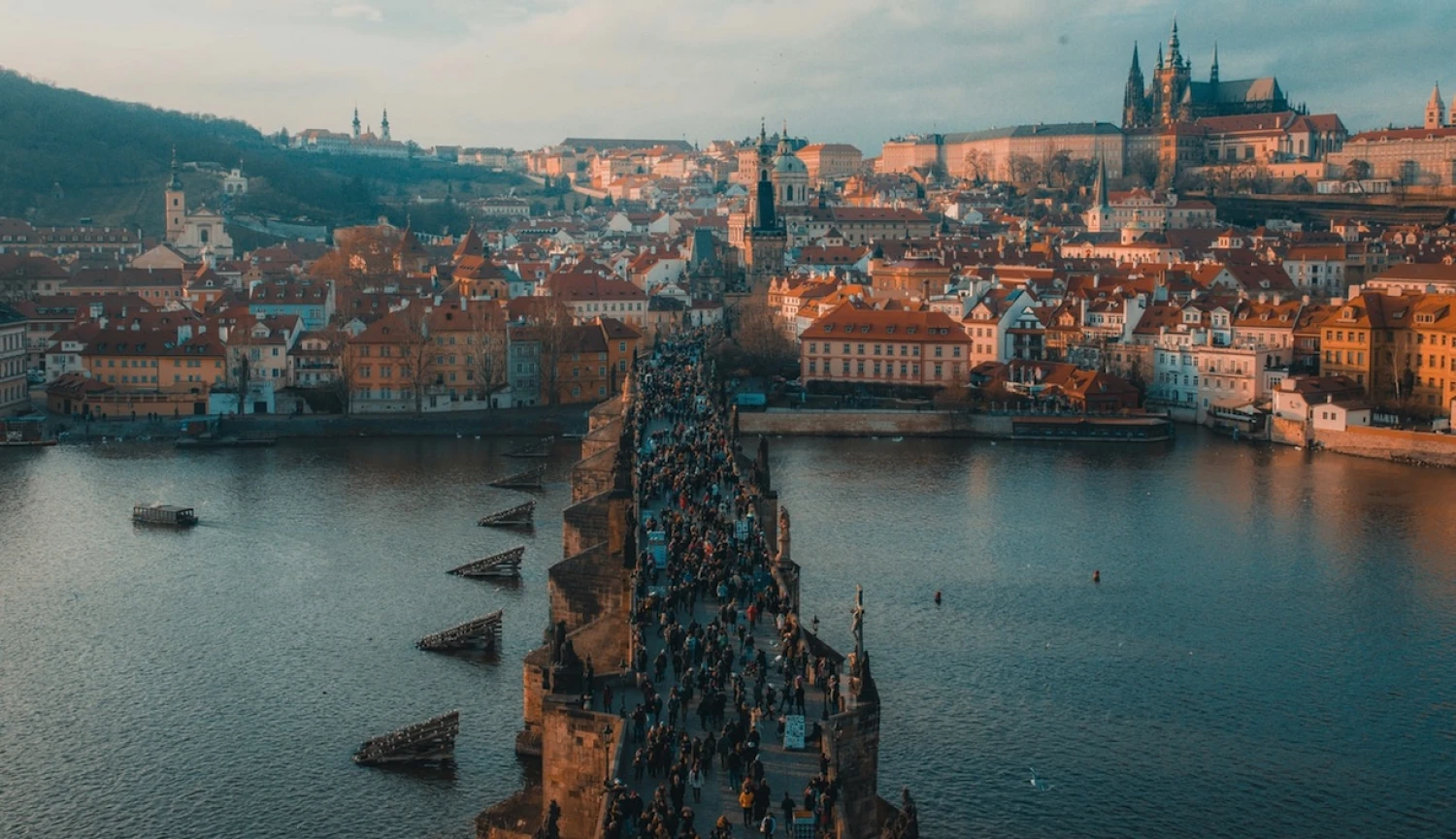 Neobklopujte se Čechy, budete šťastnější, říkají expati o životě v Česku