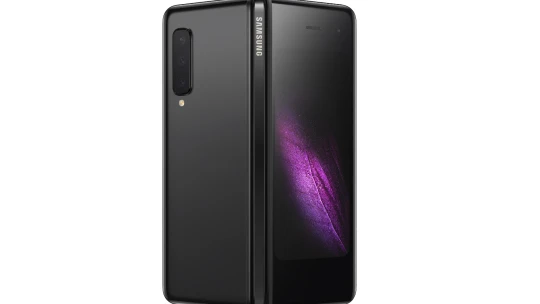 První ohebný mobil na českém trhu. Jaký je Samsung Fold za 54 tisíc korun?