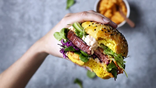 Masožravci stáli sedmihodinovou frontu na veganské burgery. A&nbsp;velké značky už si všímají