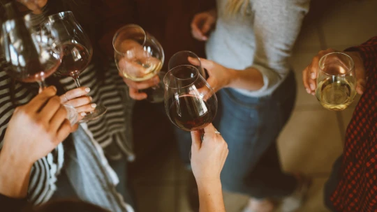Abstinence, nebo přiměřené pití po&nbsp;celý rok? Pět tipů, jak se neutopit v&nbsp;alkoholu