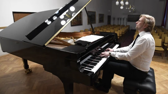 Česká klasika, ladies and gentlemen! Album virtuosa Kahánka může být nejlepší na světě
