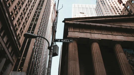 Koronavirus na Wall Street. Jak hýbe šířící se nákaza s&nbsp;akciovými trhy?