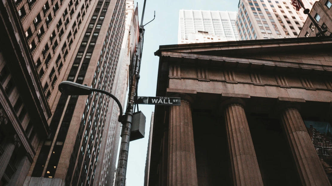 Koronavirus na Wall Street. Jak hýbe šířící se nákaza s&nbsp;akciovými trhy?