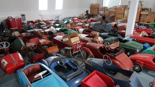 Čech prodává sbírku šlapacích autíček. Stačí vám tři miliony a garáž pro 200 vozů