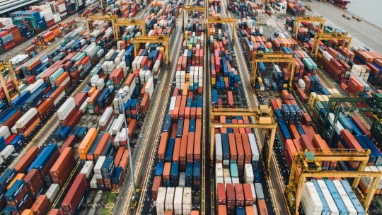 Evropská komise začala konzultovat opatření proti americkým clům. Obrátila se na WTO