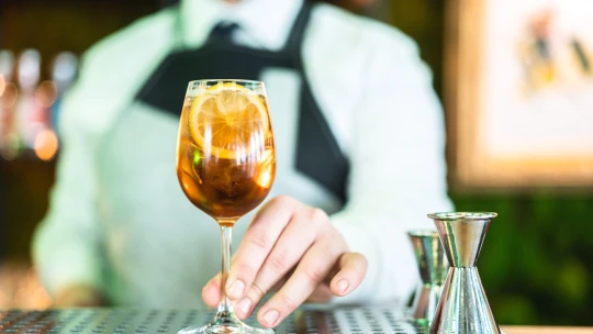 Whisky, rum i&nbsp;gin bez kocoviny. České bary objevují trend nealkoholických destilátů