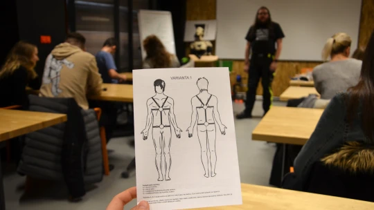 „Nejty, přezky, pásky – workshop plnej lásky!“ Jak se na Průšově 3D tiskárně dělá bondáž