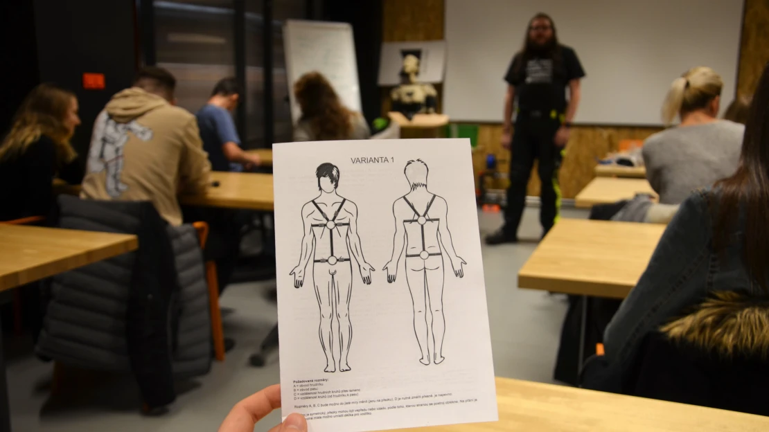 „Nejty, přezky, pásky – workshop plnej lásky!“ Jak se na Průšově 3D tiskárně dělá bondáž