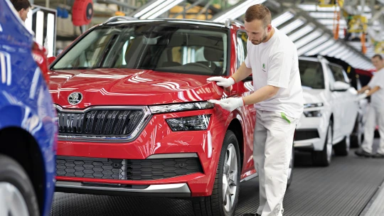 Škoda Auto zastaví od středy výrobu, má první dva nakažené. Dodavatelé nevědí, co je čeká