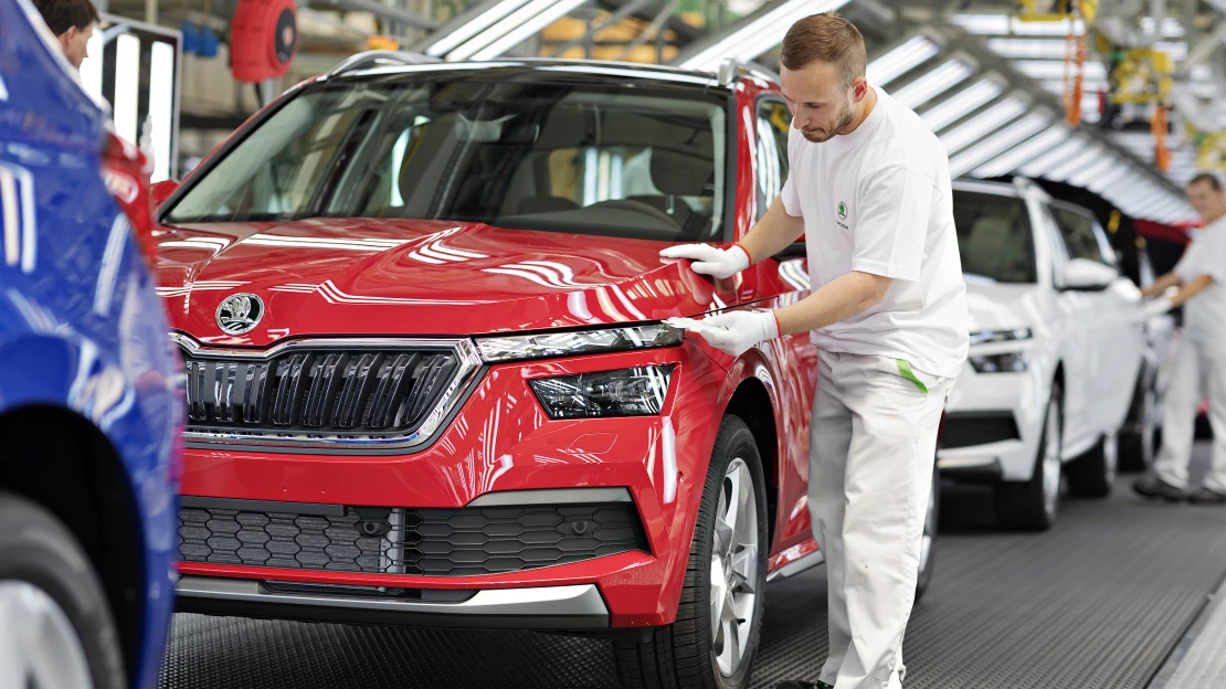 Škoda Auto zastaví od středy výrobu, má první dva nakažené. Dodavatelé nevědí, co je čeká