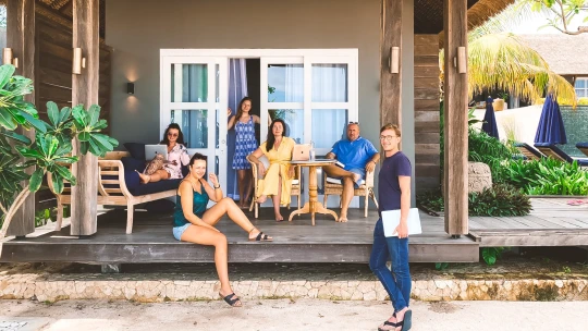 Tým Amazing Places uvázl na Bali. Z&nbsp;pláže se snaží rozjet propagaci cestování po&nbsp;Česku