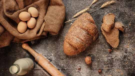Jako Vánoce s&nbsp;Velikonocemi dohromady. Češi propadli pečení a&nbsp;vykoupili droždí