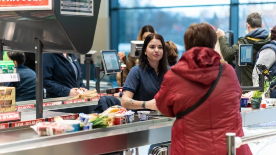 Milionové bonusy. Lidl, Kaufland a&nbsp;další řetězce mimořádně odmění pokladní nebo skladníky