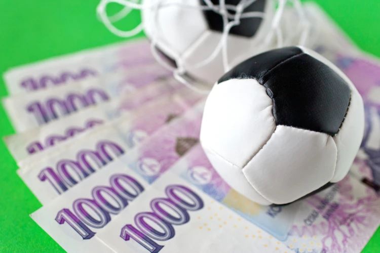 český sport - možné úplatky ve fotbale - peníze a fotbalový míč - sázení a sponzoring, Image: 184820201, License: Rights-managed, Restrictions: , Model Release: no,