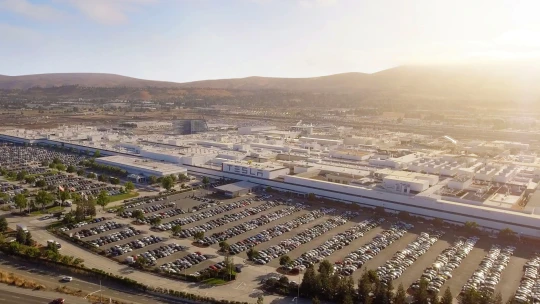 Německá továrna Tesly znovu zastaví výrobu. Tentokrát na pět dní