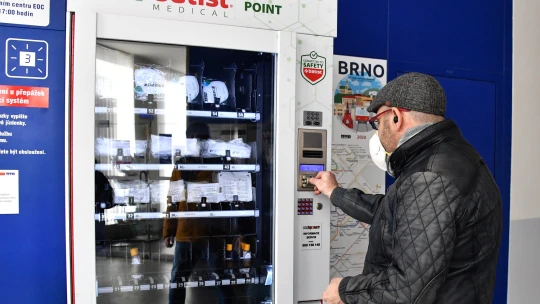 Zde vhoďte minci. Do Česka míří automaty na roušky nebo dezinfekci