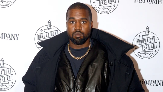 Další kontroverzní počin. Kanye West kupuje sociální síť Parler