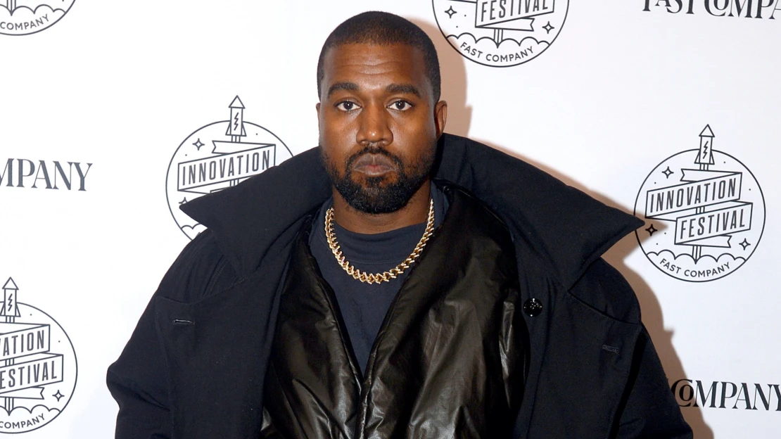 Další kontroverzní počin. Kanye West kupuje sociální síť Parler