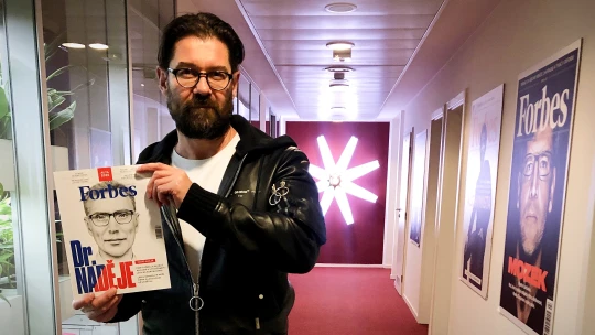Nesem vám noviny, pomáhejte. Nový Forbes nabízí naději i pomoc zdravotníkům