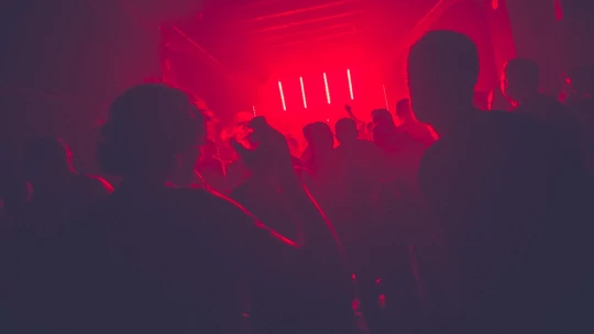 Namíchejte si drink a&nbsp;ťukněte si s&nbsp;monitorem. Online party je nová černá