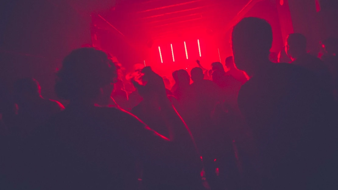 Namíchejte si drink a&nbsp;ťukněte si s&nbsp;monitorem. Online party je nová černá