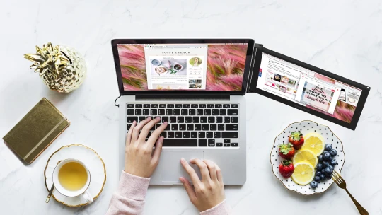 Jak přežít? Hluchátka, zrcadlové brýle a&nbsp;další gadgety pro karanténní home office