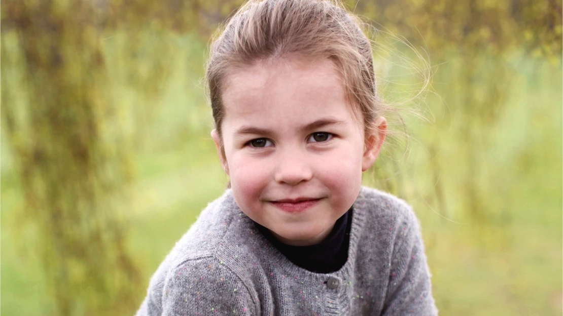 Osobitá princezna Charlotte slaví páté narozeniny, s&nbsp;rodiči pomáhá seniorům