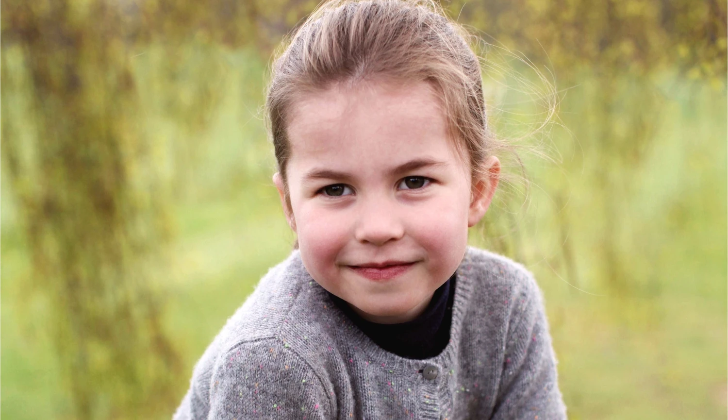 Osobitá princezna Charlotte slaví páté narozeniny, s&nbsp;rodiči pomáhá seniorům