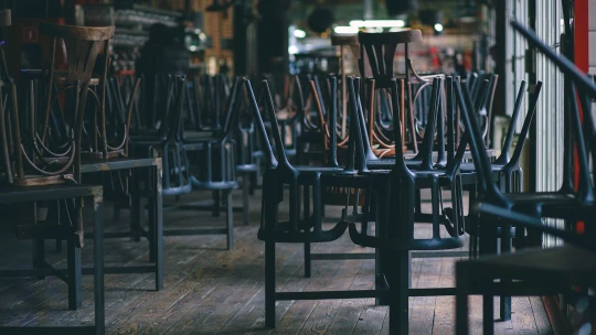 Stát chystá speciální pomoc pro hotely a&nbsp;restaurace. Zatím o&nbsp;ní diskutuje