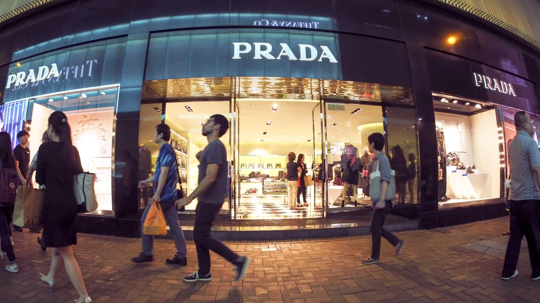 Fúze módních gigantů? Prada má podle médií zájem o&nbsp;koupi značky Versace
