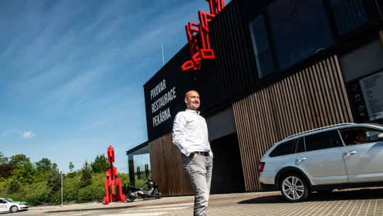 Pivní drive-in v&nbsp;karanténě zazářil. Hostivar díky němu udělal tržby, jako by bylo normálně otevřeno