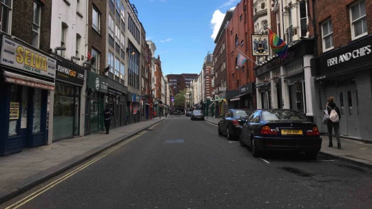 Barman Robin Kolek z vylidněného Londýna: Pivo z okénka tady nenajdete