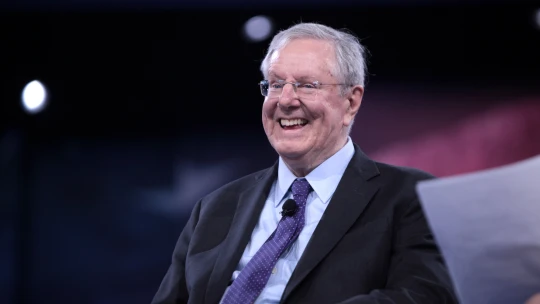 Cesta z&nbsp;krize? Snížit daně a&nbsp;celkovou podnikatelskou zátěž, říká Steve Forbes