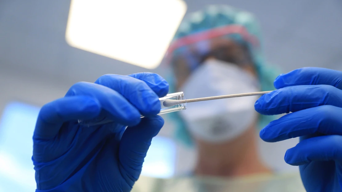 Vrací se povinné testování ve firmách. Pondělí přineslo zpřísnění opatření