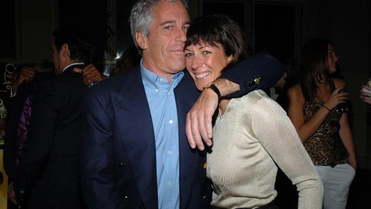 Vinna. Ghislaine Maxwell podle soudu pomáhala Epsteinovi zneužívat dívky