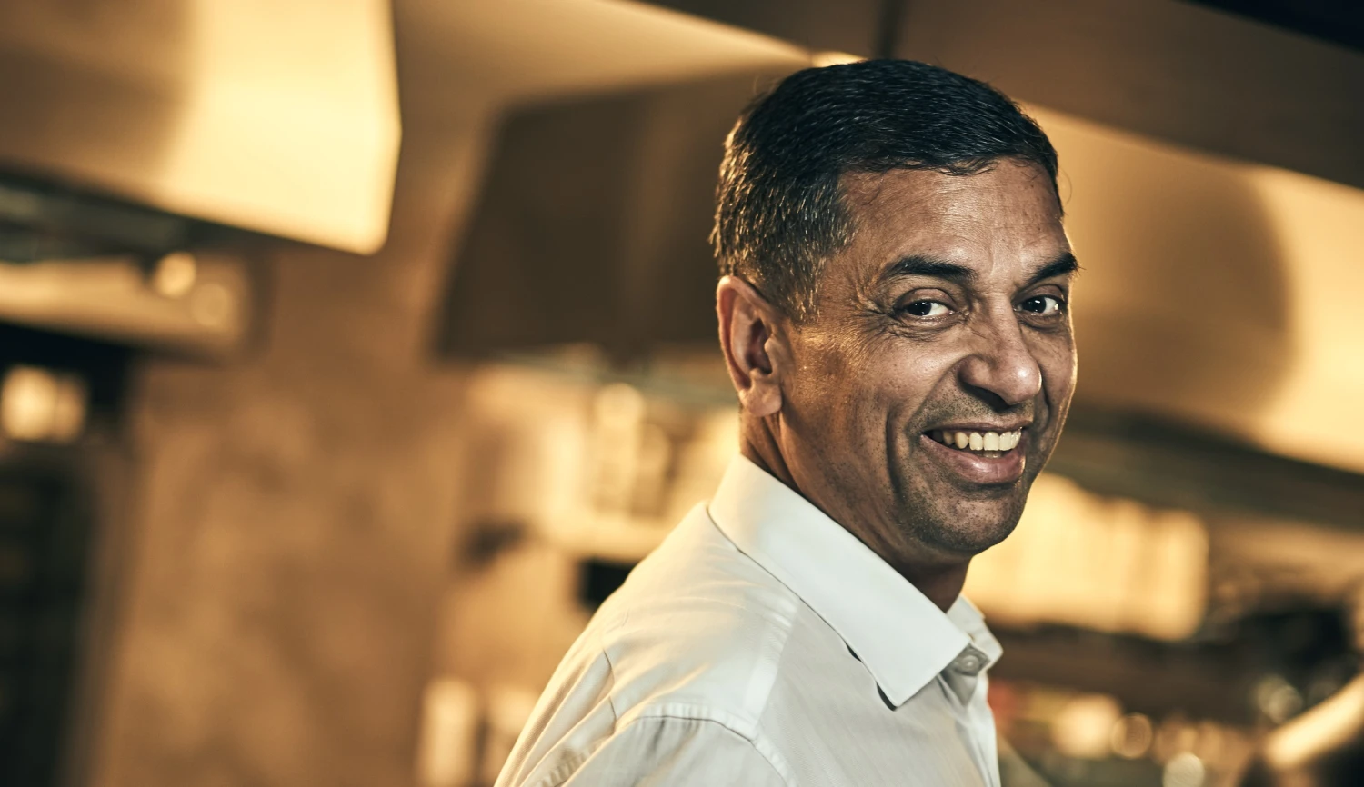 Jedna rána za druhou. Přesto Sanjiv Suri neztrácí úsměv na tváři