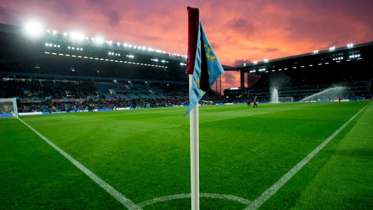 Premier League se po&nbsp;100 dnech pandemické pauzy vrací. Bez diváků a&nbsp;se ztrátami
