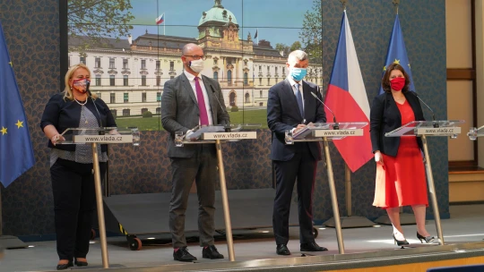 Bianco šek vládě, nebo přijatelné řešení? Pohledy dvou ekonomů na rekordní rozpočtový schodek